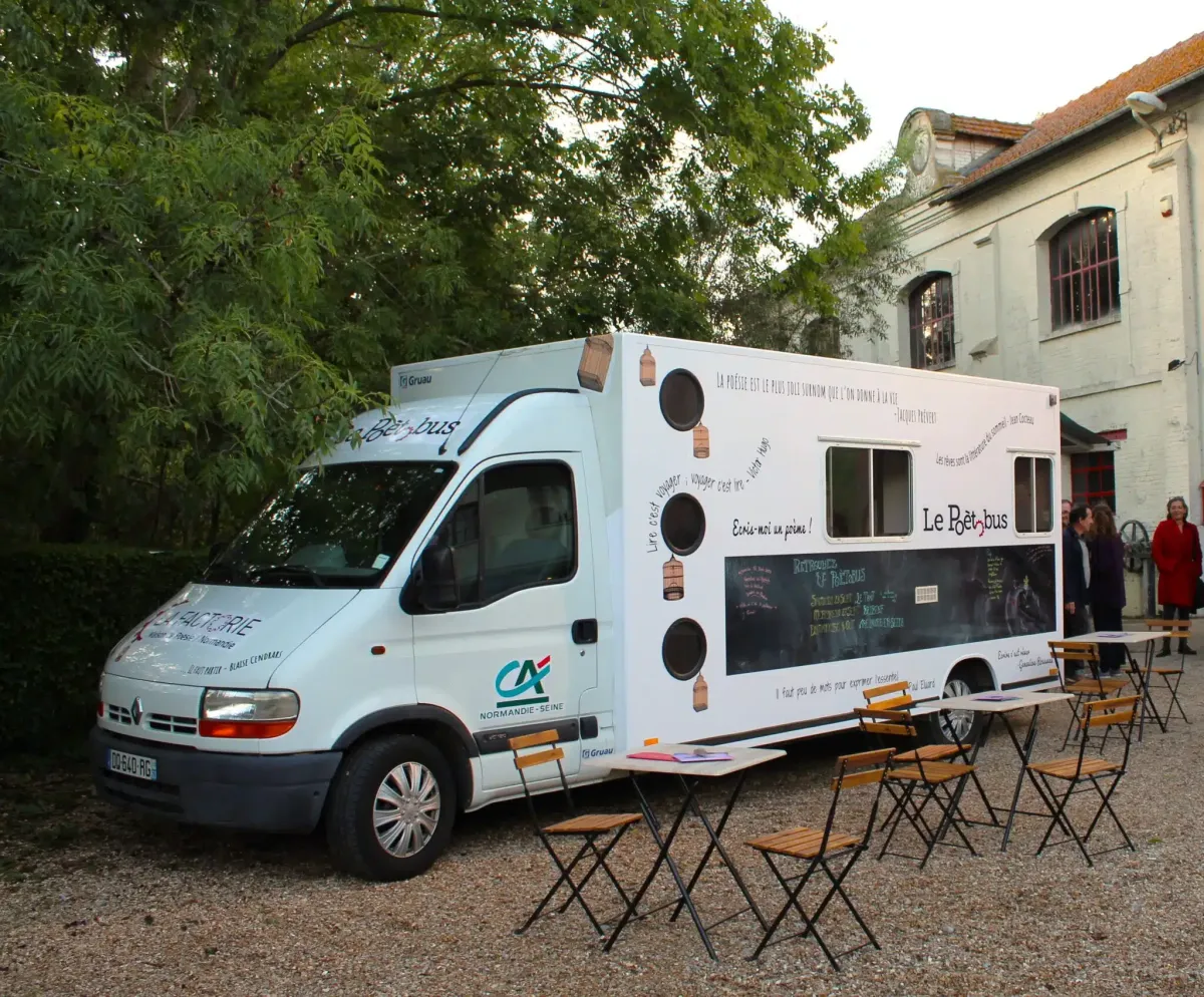 Un bus pour découvrir la poésie