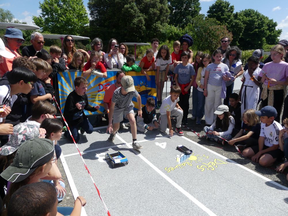 Des courses de véhicules solaires