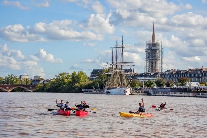Une traversée de Bordeaux sur la Garonne à la rame
