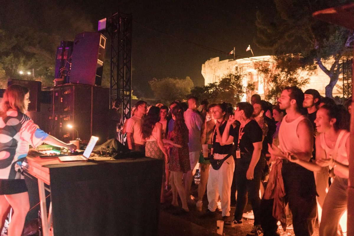 Moko s’installe sous la Tour Royale à Toulon