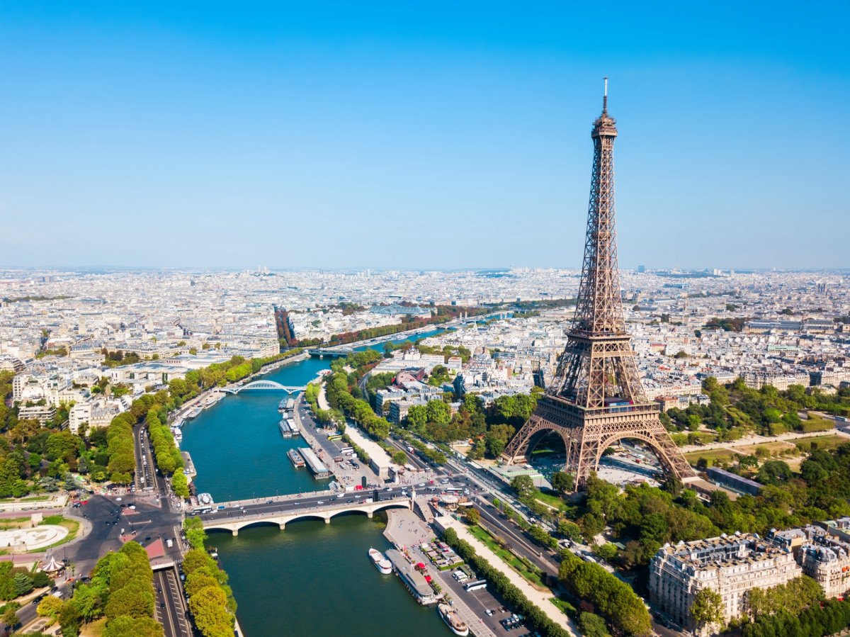 Pourquoi la Tour Eiffel grandit de quelques centimètres en été ?