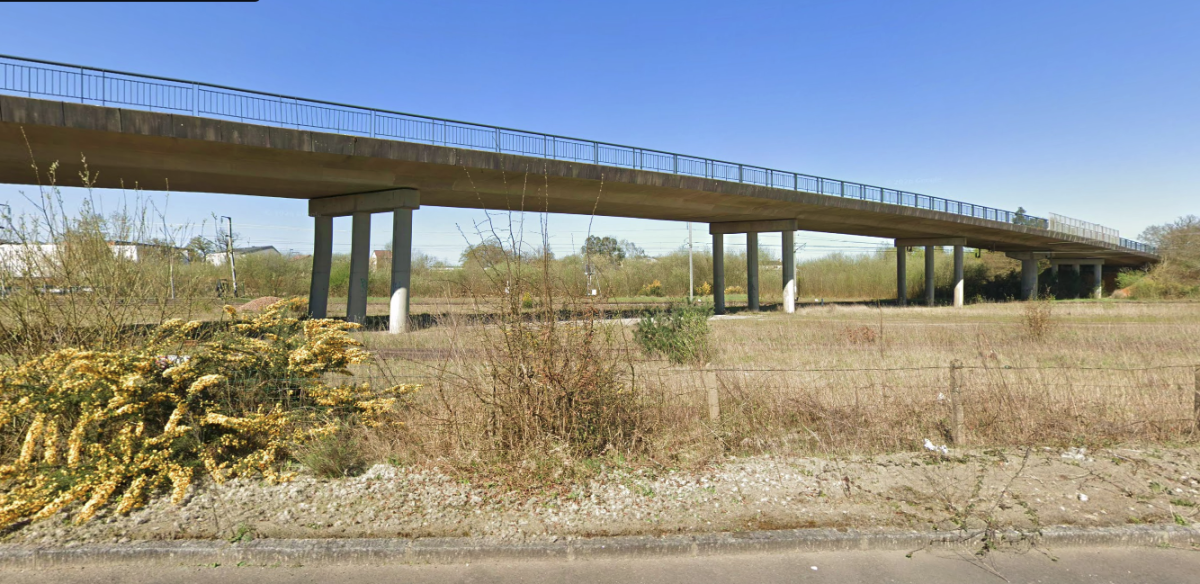 Près de Rennes, un pont surplombant des voies ferroviaires solidifié