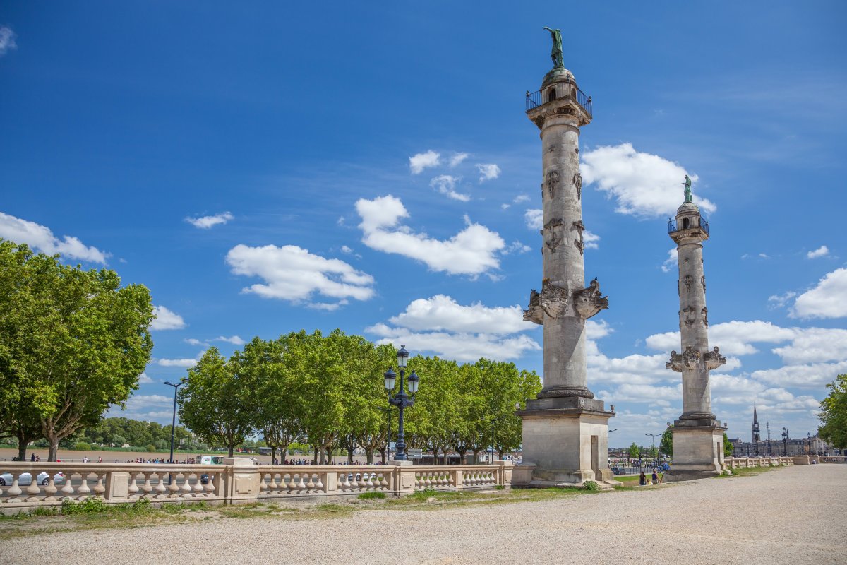 Que symbolisent les colonnes de la place des Quinconces de Bordeaux ?