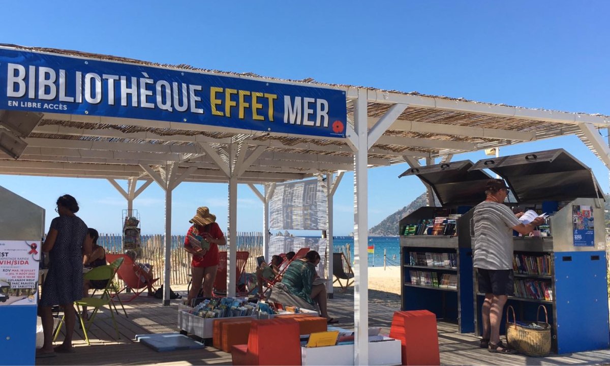 Lire les pieds dans le sable à La Seyne-sur-Mer