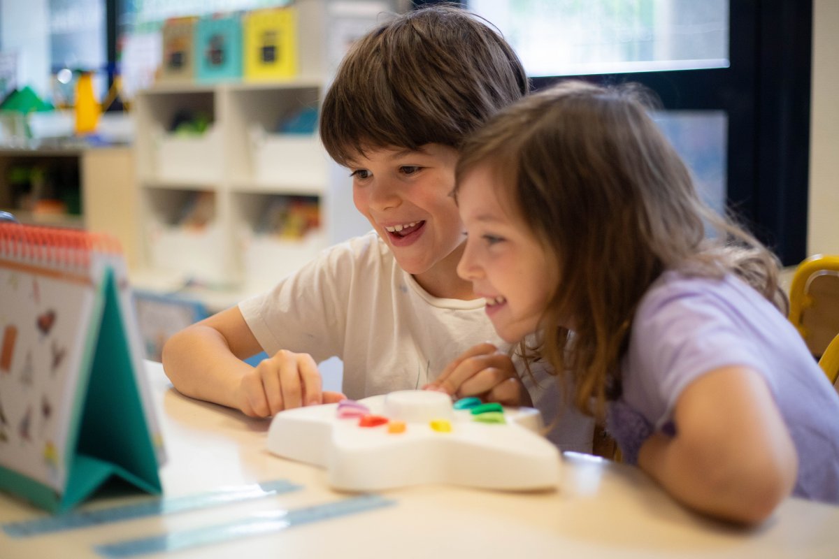 Depuis Rennes, Astres et Cie a mis au point un ordinateur mécanique pour que les enfants apprennent sans écran