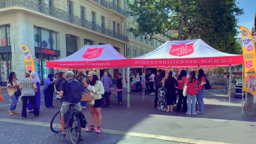 L'Armée du Salut offre 10 000 donuts à Marseille !