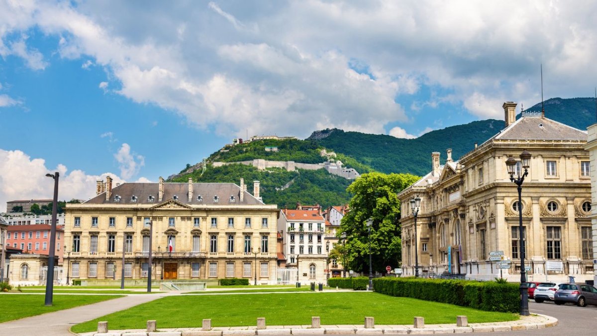 Quel était le premier nom de la place de Verdun à Grenoble ?