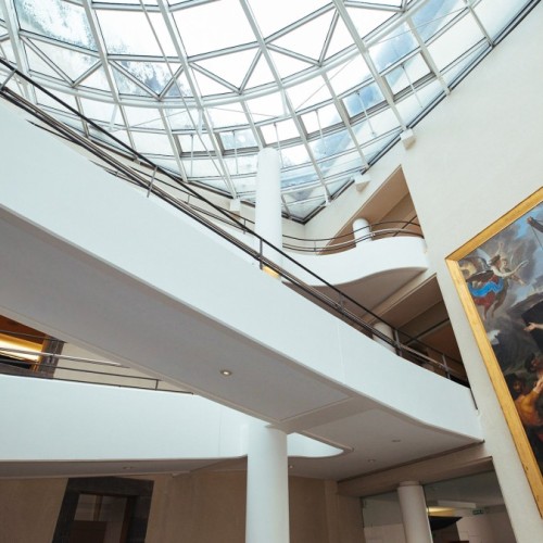 Un serpent textile géant habille le musée d’art Roger-Quilliot