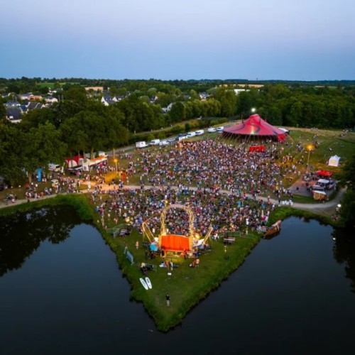 Près de Rennes, une fête tropicale et costumée