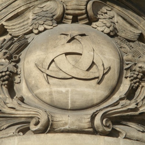 La question : Que symbolise le logo de la ville de Bordeaux ? 🌙