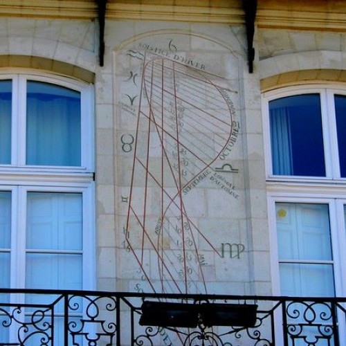 Que représente la méridienne place de la Bourse à Nantes ? 