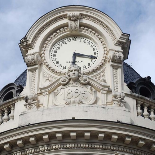 La question : quelle est la particularité de l’horloge rue d’Alsace-Lorraine ? 🕰️