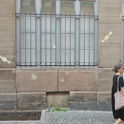 Que signifient les flèches blanches sur les murs à Strasbourg ?