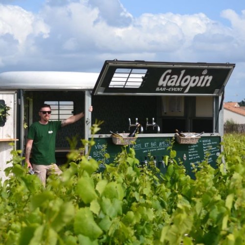 Un nouveau bar itinérant dans un van à chevaux  🚛