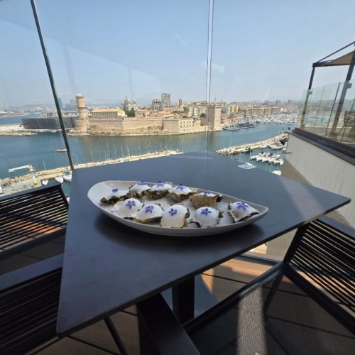 Une table avec vue à 180 ° sur Marseille