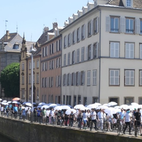 Une marche de parapluies blancs à Strasbourg pour les droits des réfugiés