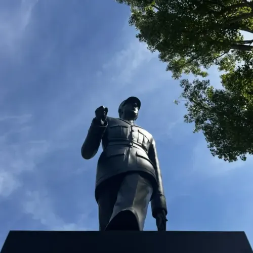 À La Madeleine, une statue du général de Gaulle conçue avec l'IA
