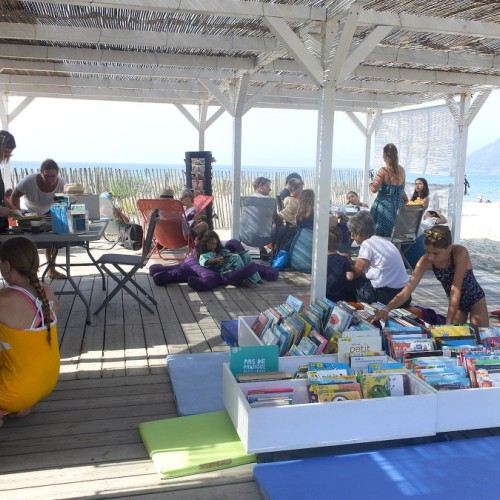 Le plaisir de lire les pieds dans l’eau 📙