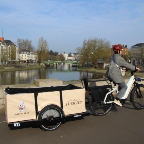 Des repas livrés à vélo chez les seniors à Nantes