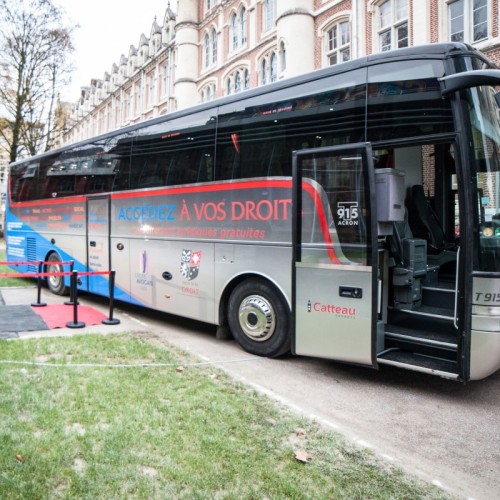 Le bus de l'accès au droit : quand des avocats bénévoles vont à la rencontre des habitants autour de Lille