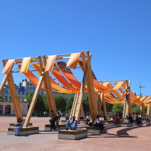 « Je n’ai pas cherché à plaire à tout le monde » : Romain Froquet défend son œuvre Tissage Urbain place Bellecour