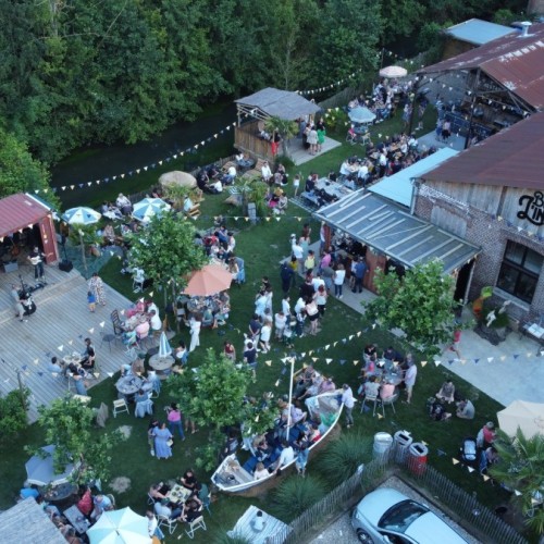 Près de Rouen, une guinguette estivale au bord de la rivière