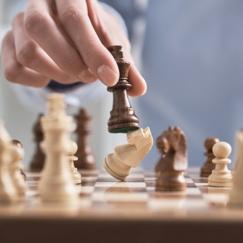 Jean-Loup Bertin met les échecs en scène au milieu des montagnes auvergnates
