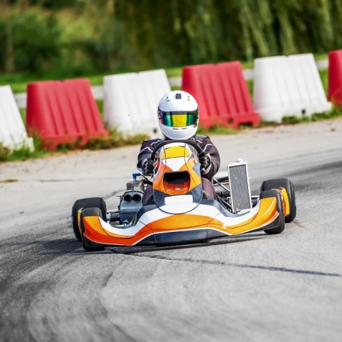 Prêts pour un tour de karting à Hyères-les-Palmiers ? 