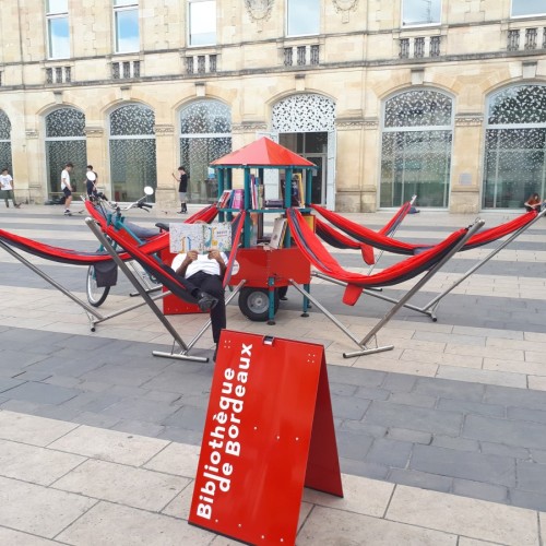 Bordeaux : lire dans une bibliothèque mobile