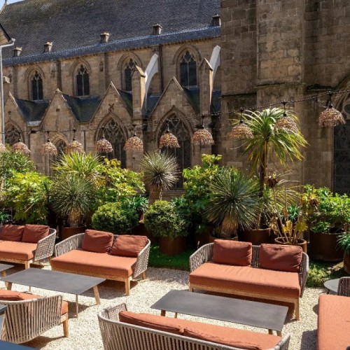 À Rennes, une terrasse avec vue sur un symbole du patrimoine local
