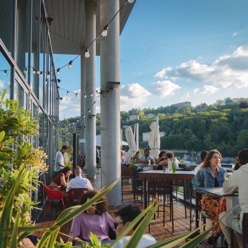 Vue panoramique et apéros branchés : le Gourmet Bar, spot d’été à la Confluence