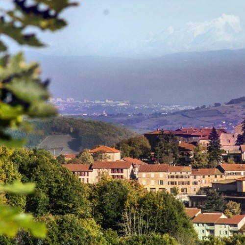 Vieilles pierres et vues dégagées à Montrottier près de Lyon