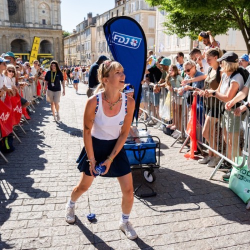 Lou Cuisin, portrait d'une passionnée dans la caravane du Tour de France