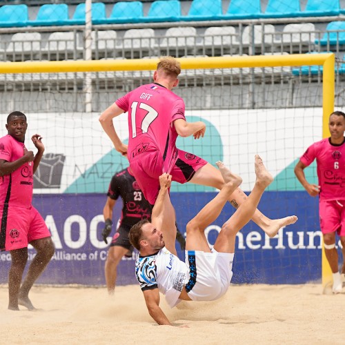 Coup d'envoi du beach soccer sur la plage du Prado à Marseille