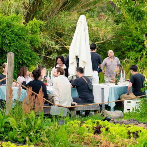 Un dîner au jardin dans un tiers-lieu marseillais