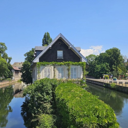 La question : Que cache la maison des Ponts Couverts ? 