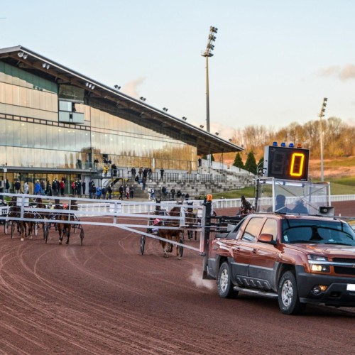 Une course de trot attelé à l'hippodrome de Mauquenchy près de Rouen