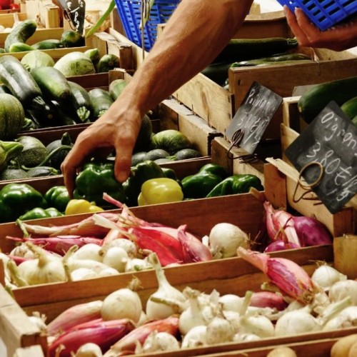 Un marché solidaire près de Grenoble