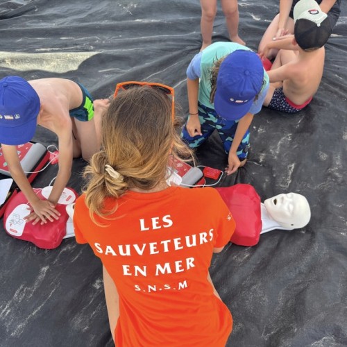 À La Seyne-sur-Mer à côté de Toulon, les enfants apprennent les gestes qui sauvent à la plage 
