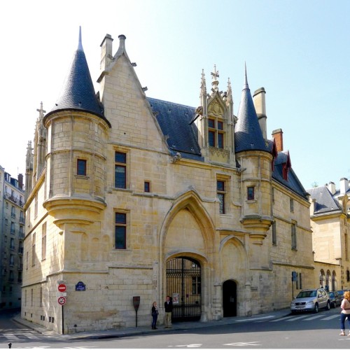 Pourquoi un boulet de canon est-il coincé dans la façade de l'Hôtel de Sens ?