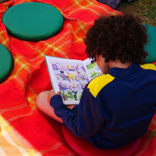 Près de Rouen, une médiathèque organise des lectures en plein air