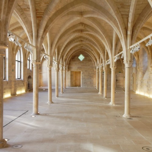 Immersion dans un édifice médiéval témoin de siècles d'histoire à Paris