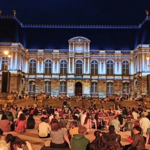 Rennes : des projections monumentales sur le Parlement de Bretagne