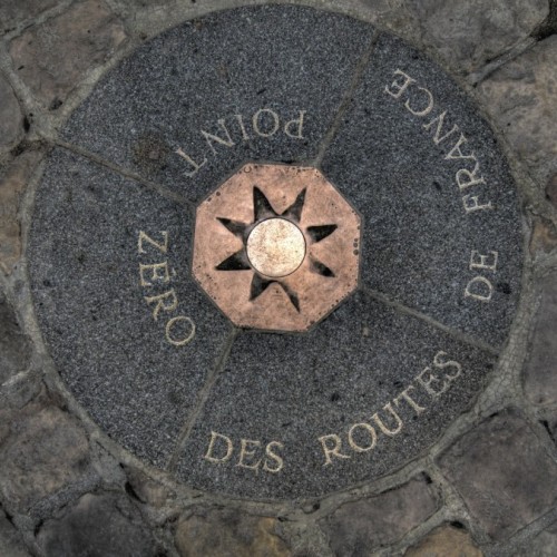 La question : Pourquoi le point zéro des routes de France est-il devant Notre-Dame ? 🏛️