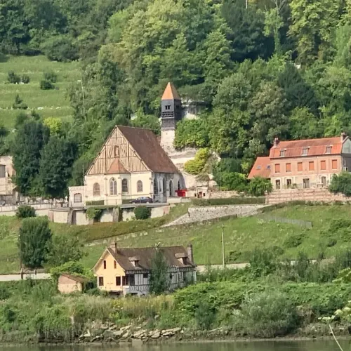 Une église creusée dans la roche près de Rouen