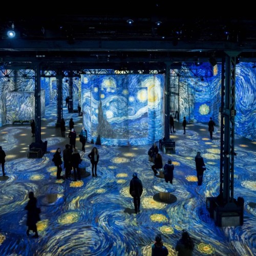 Une exposition visuelle marquante est de retour à l'Atelier des lumières à Paris 🖼️