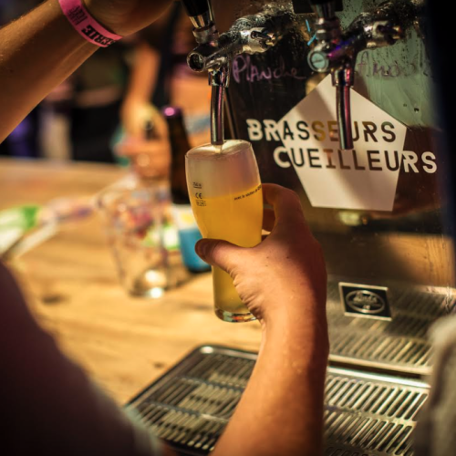 Les brasseurs locaux à la fête pendant 1 semaine