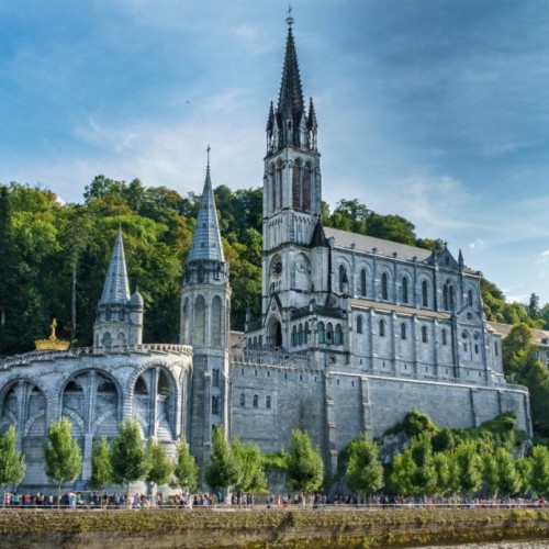Lourdes, entre foi populaire et patrimoine vivant ⛰️