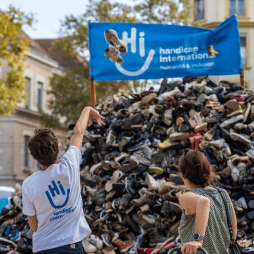 Handicap International fête 30 ans de pyramides de chaussures à Lyon