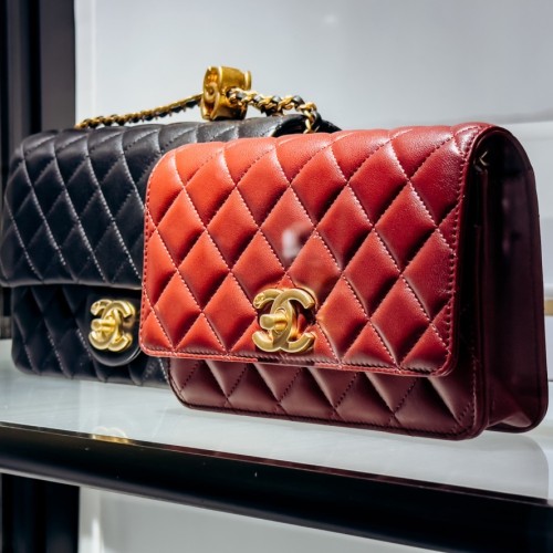 Les sacs au cœur d'une exposition au Printemps Haussmann à Paris